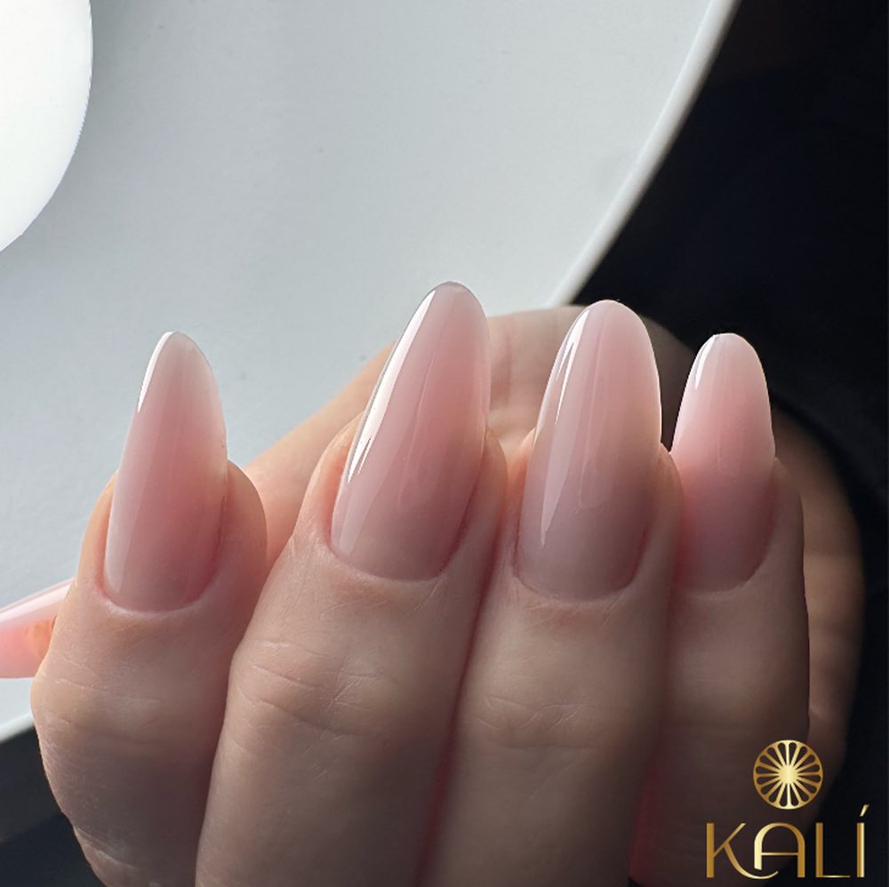 Nude natural almendra — Kalí Estudio de Uñas